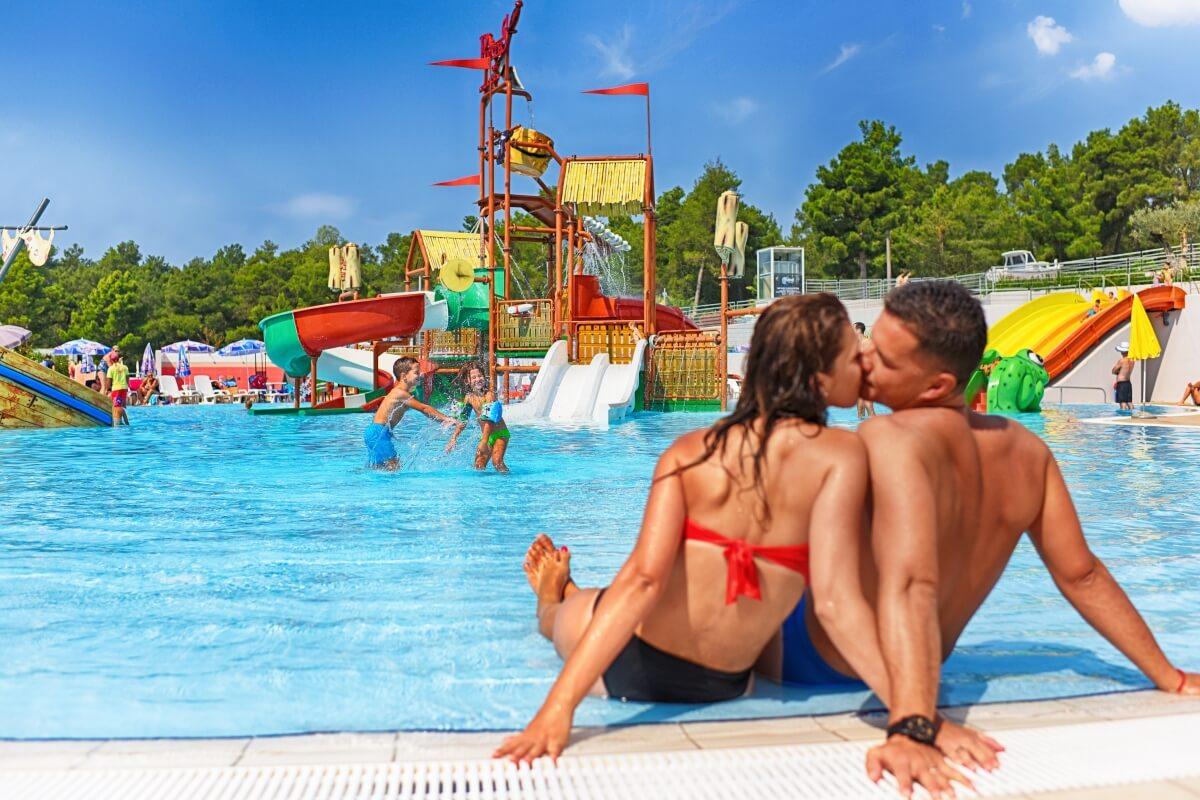 Fall in love in water park